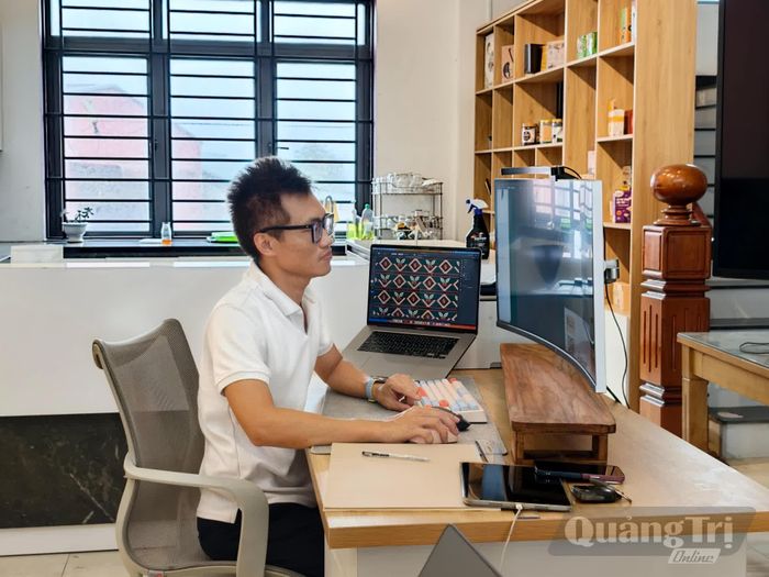 Anh Nguyễn Quốc Khánh, phụ trách nhóm thiết kế bộ nhận diện hình ảnh sự kiện “Theo dấu chân 100 năm cà phê Khe Sanh (1926-2026)” - Ảnh: V.T