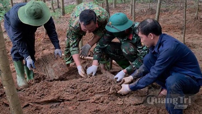 Đội tìm kiếm, quy tập hài cốt liệt sĩ số 1 (hướng trong nước), Phòng Chính trị, Bộ Chỉ huy quân sự tỉnh tìm kiếm và cất bốc hài cốt liệt sĩ tại bản Bãi Dinh, xã Dân Hóa - Ảnh: H.C
