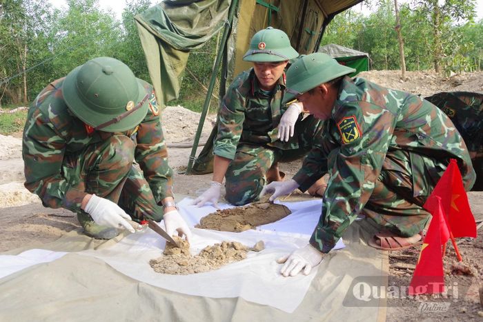 Đội tìm kiếm, quy tập hài cốt liệt sĩ số 2 (hướng trong nước), Phòng Chính trị, Bộ Chỉ huy quân sự tỉnh tìm kiếm và cất bốc hài cốt liệt sĩ tại Câu Nhi, xã Nam Hải Lăng - Ảnh: H.C