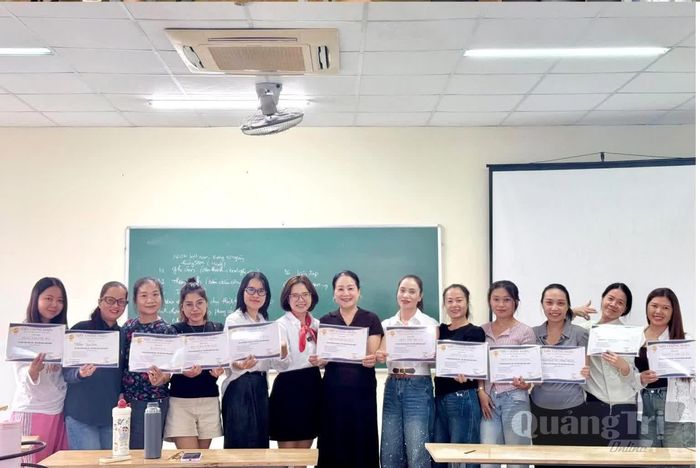 Ngày càng nhiều người lớn tuổi tìm đến các lớp bồi dưỡng kỹ năng xây dựng kênh trên nền tảng số - Ảnh: NVCC