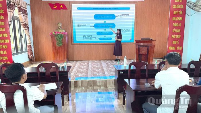 Đại diện Sở Y tế hướng dẫn quy trình quản lý, rà soát và cập nhật dữ liệu trẻ em tại lớp tập huấn ở xã Lìa - Ảnh: Q.N.