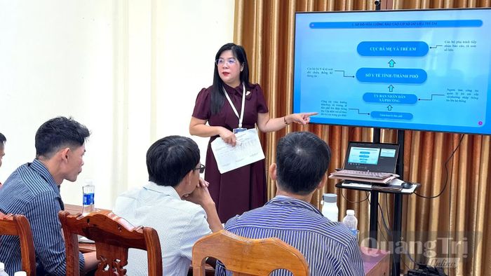 Đại diện Sở Y tế hướng dẫn các đại biểu rà soát, làm sạch và cập nhật dữ liệu trẻ em tại lớp tập huấn ở xã A Dơi - Ảnh: Q.N.