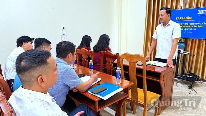 Lãnh đạo Sở Y tế hướng dẫn các đại biểu rà soát, làm sạch và cập nhật dữ liệu trẻ em tại lớp tập huấn ở xã A Dơi - Ảnh: Q.N.