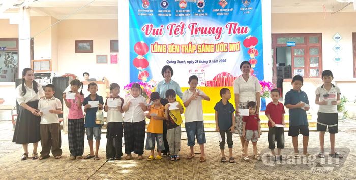 Đại diện Nhà Thiếu nhi tỉnh trao quà Trung thu cho trẻ em tại Trường Giáo dục chuyên biệt Quảng Trạch - Ảnh: K.H