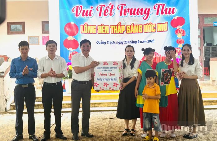 Đại diện lãnh đạo xã Quảng Trạch trao quà Trung thu, động viên cô và trò Trường Giáo dục chuyên biệt Quảng Trạch - Ảnh: K.H