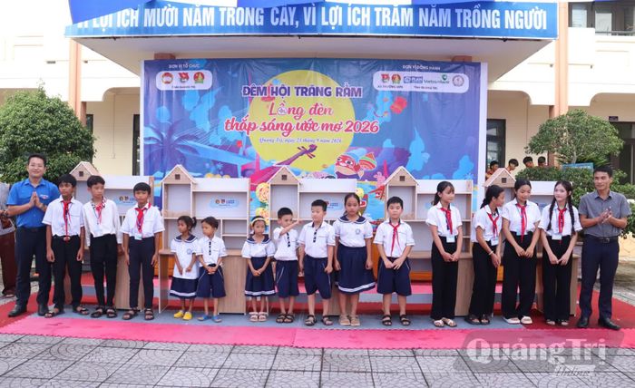 Trao góc học tập tặng các em học sinh có hoàn cảnh khó khăn - Ảnh: L.T