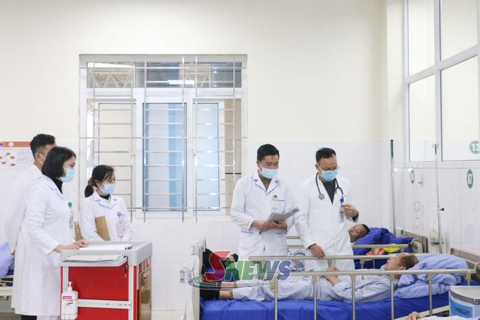 Bác sĩ Bệnh viện Đa khoa tỉnh thăm khám cho bệnh nhân.