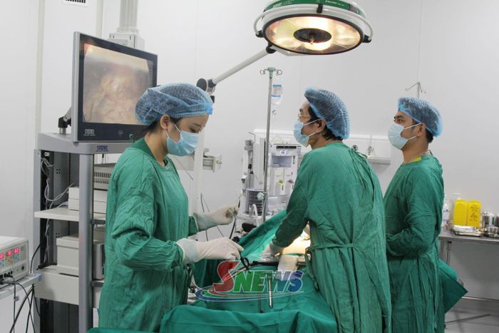 Bác sĩ Bệnh viện Đa khoa tỉnh thực hiện phẫu thuật nội soi điều trị viêm phúc mạc ruột thừa.