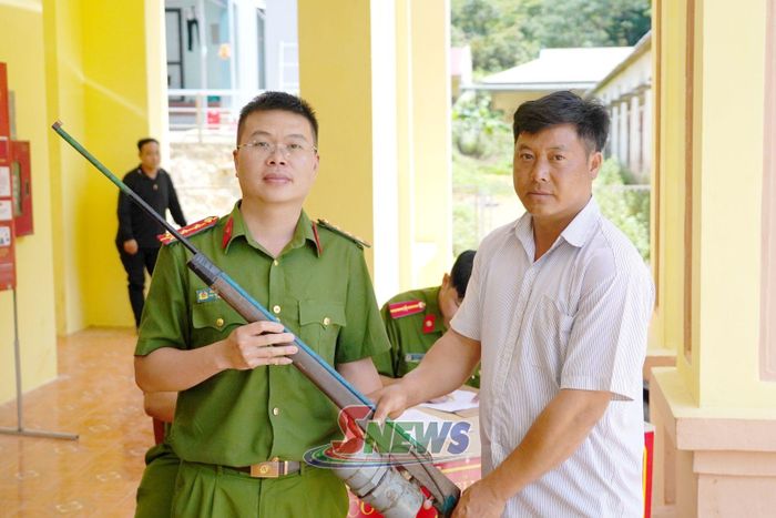 Công an xã Co Mạ tiếp nhận vụ khí tự chế của người dân giao nộp.