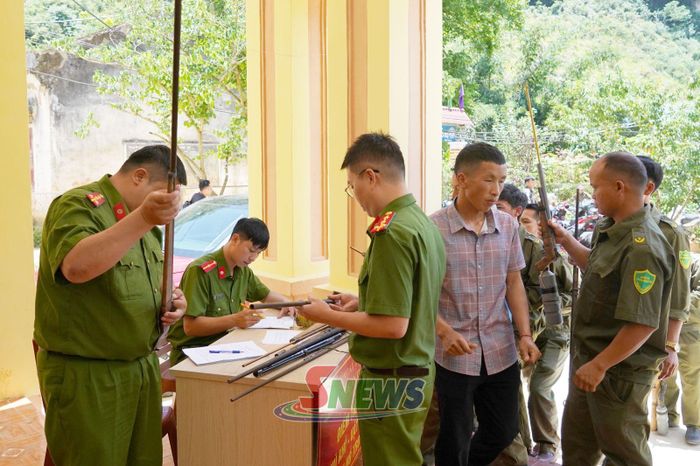 Nhân dân xã Co Mạ tự giác giao nộp vũ khí tự chế.