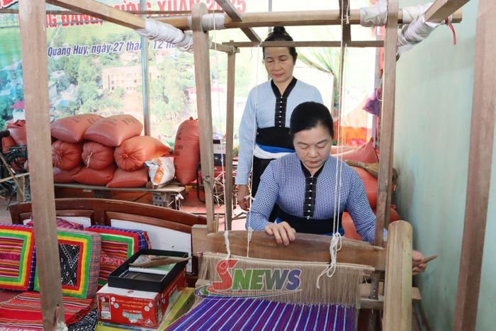 Hội viên phụ nữ xã Phù Yên duy trì nghề dệt truyền thống.