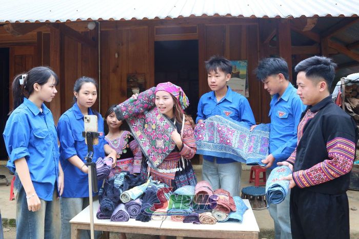 Chị Tếnh Thị Ly, bản Chiềng Tương, xã Lóng Phiêng quảng bá sản phẩm thổ cẩm trên nền tảng xã hội.
