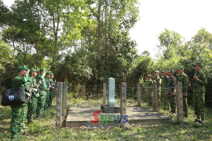 Cán bộ Đồn Biên phòng Chiềng On phối hợp với Đại đội Biên phòng 213, Bộ Chỉ huy Quân sự tỉnh Hủa Phăn (nước CHDCND Lào) tuần tra song phương.