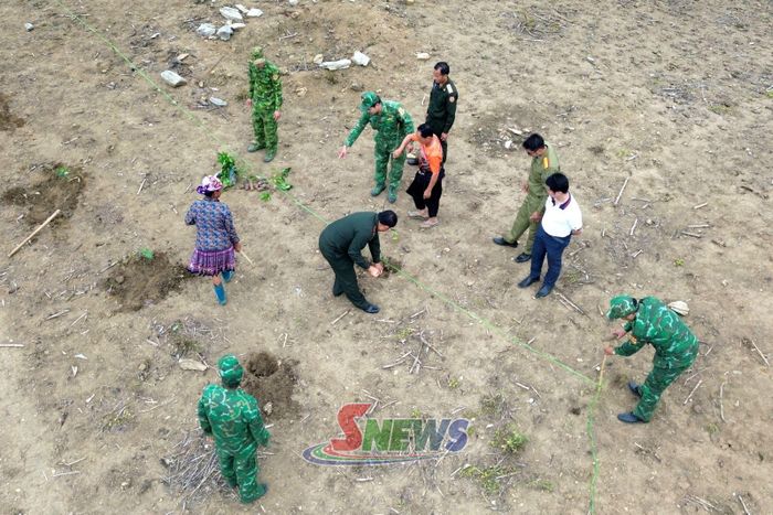 Đồn Biên phòng Chiềng Tương hỗ trợ nhân dân bản Móng Nặm, xã Móng Nặm, huyện Xiềng Khọ, tỉnh Hủa Phăn, nước CHDCND Lào trồng cà phê.