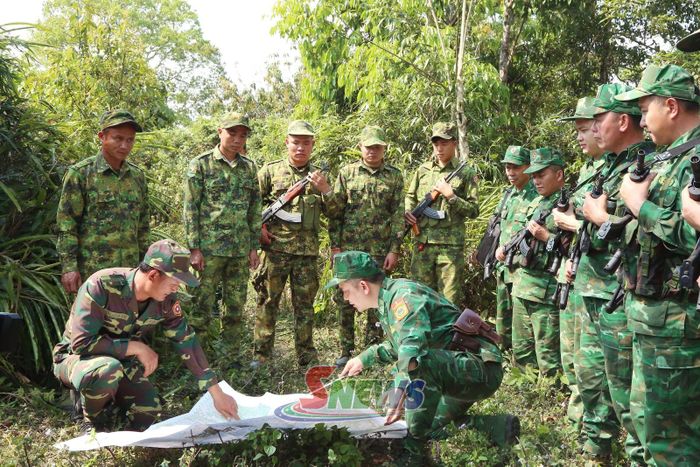 Cán bộ Đồn Biên phòng Chiềng On phối hợp với Đại đội Biên phòng 213, Bộ Chỉ huy Quân sự tỉnh Hủa Phăn (nước CHDCND Lào) tuần tra song phương.