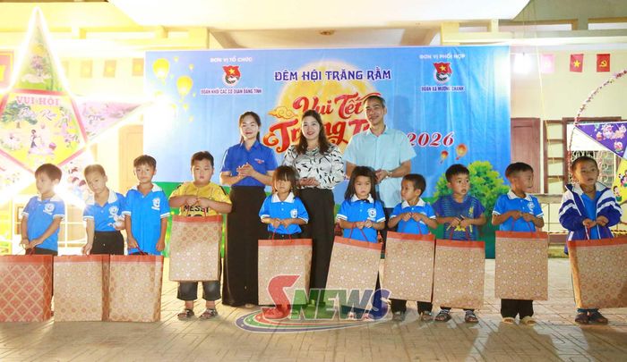 Đại diện Đoàn Khối các cơ quan Đảng tỉnh tặng quà cho các em học sinh có hoàn cảnh khó khăn trên địa bàn xã.