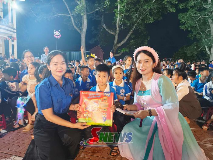 Học sinh Trường Tiểu học Mường Chanh nhận quà khi tham gia các trò chơi, trả lời câu đố.