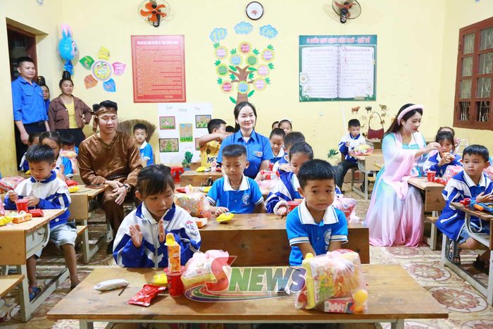 Các em học sinh Trường Tiểu học Mường Chanh phá cỗ Trung thu.