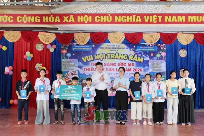 Ngân hàng BIDV Chi nhánh Sơn La trao tặng 10 suất học bổng cho các em học sinh khó khăn.
