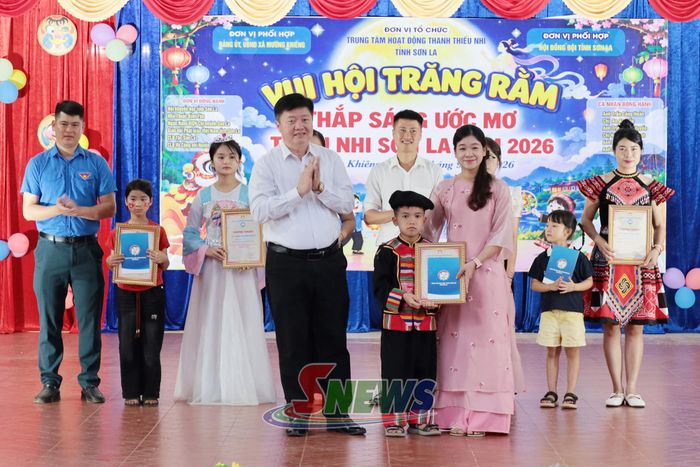 Lãnh đạo xã Mường Khiêng trao giải nhất cho đội thi Trường Tiểu học Mường Khiêng 2.
