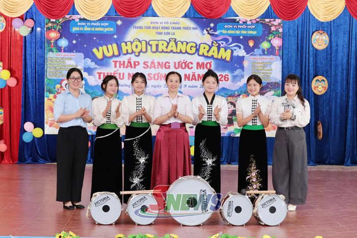 Trung tâm Hoạt động thanh thiếu nhi tặng bộ trống đội cho Trường THCS Mường Khiêng 1.