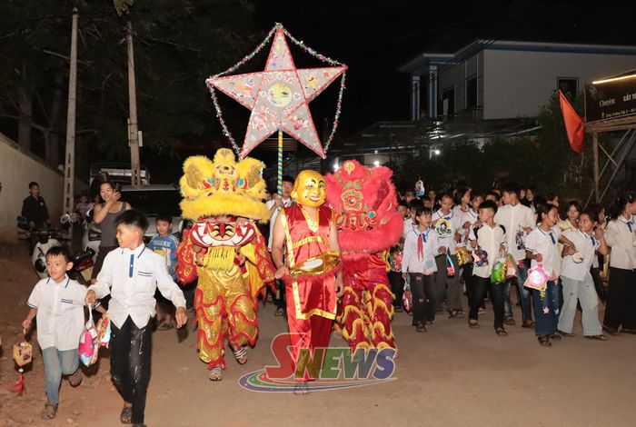Các em học sinh rước đèn trung thu.