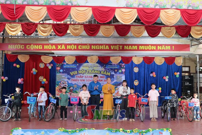 Giáo hội Phật giáo Việt Nam tỉnh cùng các mạnh thường quân trao tặng 10 chiếc xe đạp cho học sinh vượt khó.