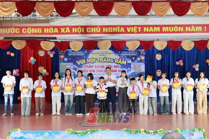 Học sinh có hoàn cảnh khó khăn nhận học bổng.
