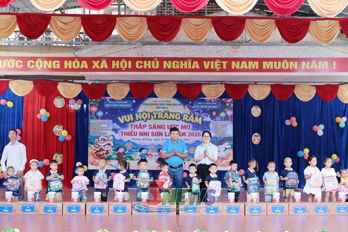 Trung tâm Hoạt động thanh thiếu nhi tỉnh và Nhà thuốc Bình Yên trao tặng quà cho các em học sinh Trường Mầm non Phong Lan Mường Khiêng.