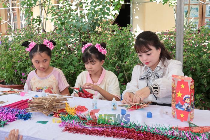 Lãnh đạo Trung tâm Hoạt động thanh thiếu nhi tỉnh làm đèn trung thu cùng các em học sinh.