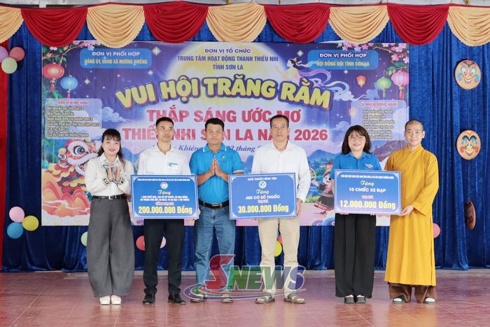 Các đơn vị đồng hành trao tặng quà cho Đoàn xã Mường Khiêng và Trường THCS Mường Khiêng 1.