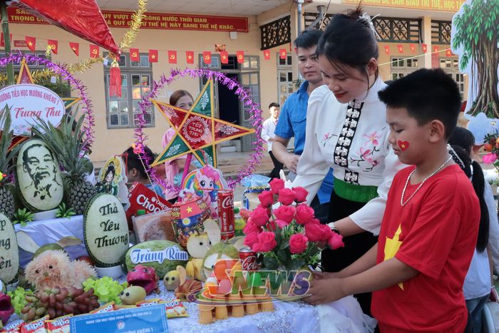 Phần thi trưng bày mâm cỗ trung thu.