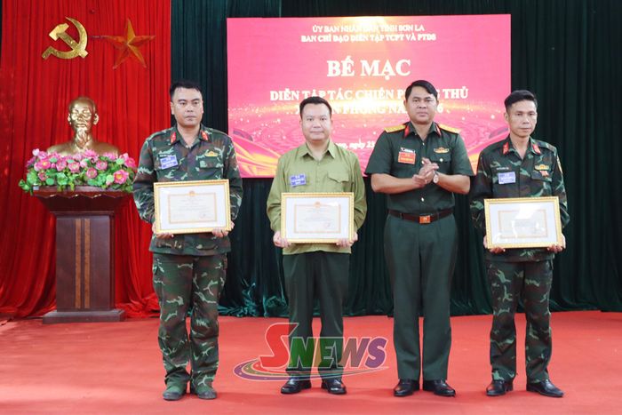 Các tập thể và cá nhân nhận giấy khen của Bộ CHQS tỉnh.