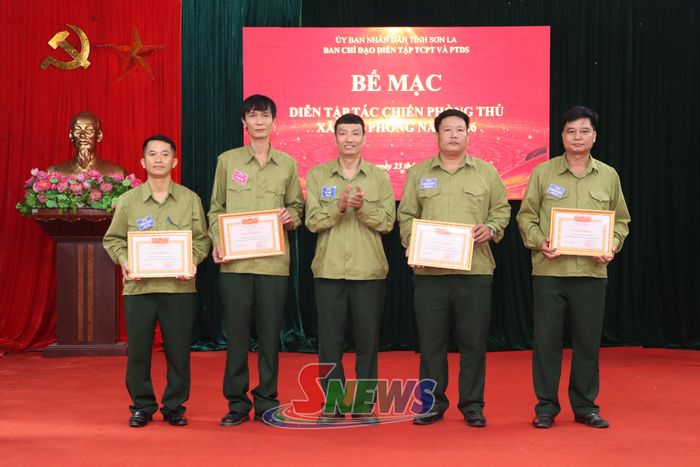 Các tập thể nhận giấy khen của UBND xã Tân Phong.