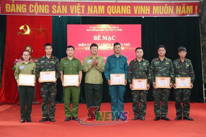 Các cá nhân nhận giấy khen của UBND xã Tân Phong.
