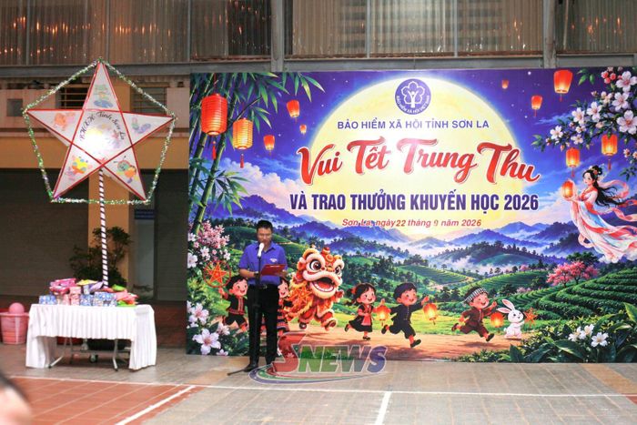 BHXH tỉnh Sơn La tổ chức vui Tết Trung thu và trao thưởng khuyến học cho các cháu thiếu niên, nhi đồng.