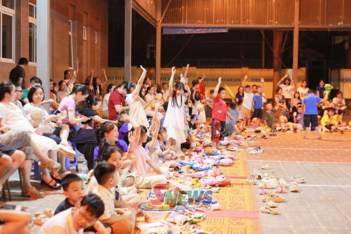 Các em hào hứng tham gia các trò chơi.