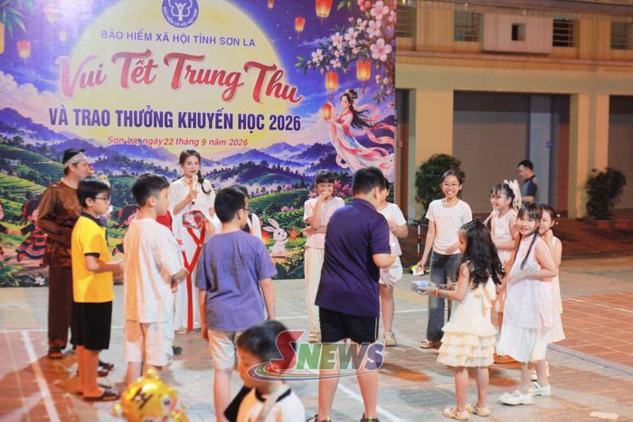 Các em hào hứng tham gia các trò chơi.