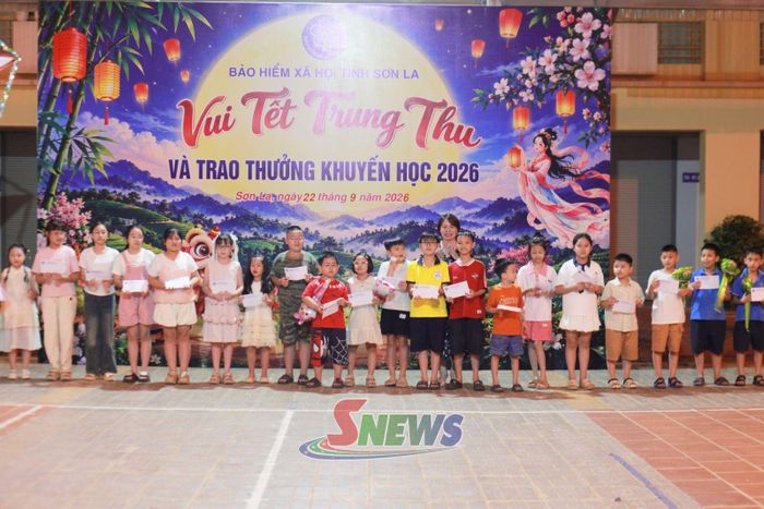Lãnh đạo BHXH tỉnh trao quà khuyến học cho các cháu thiếu nhi có thành tích cao trong học tập.