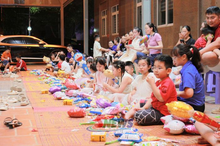 Các em thiếu nhi hân hoan trong Tết trung thu.