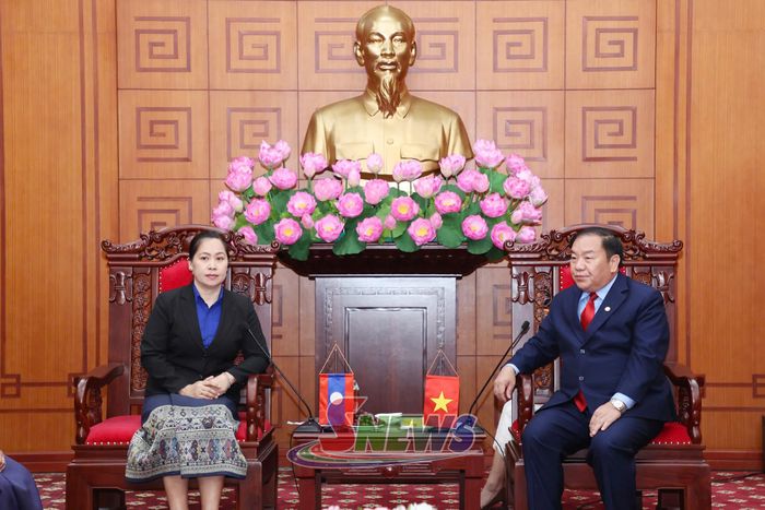 Lãnh đạo Đoàn Thanh niên Nhân dân Cách mạng Lào tỉnh Bò Kẹo trao đổi với đồng chí Chá A Của.