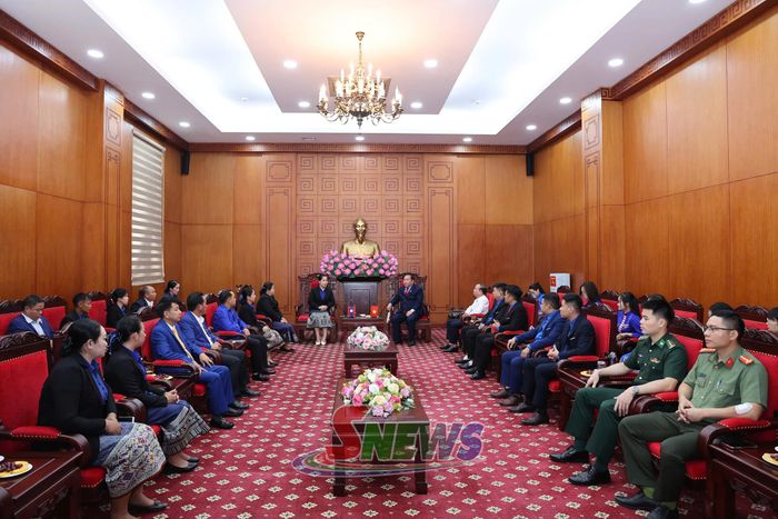 Đoàn Thanh niên Chân dân Cách mạng Lào tỉnh Bò Kẹo và Luông Nậm Thà chào xã giao đồng chí Chá A Của.