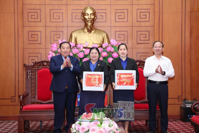 Đồng chí Chá A Của trao quà của Tỉnh ủy Sơn La cho Đoàn Thanh niên nhân dân cách mạng Lào tỉnh Bò Kẹo và Luông Nậm Thà.