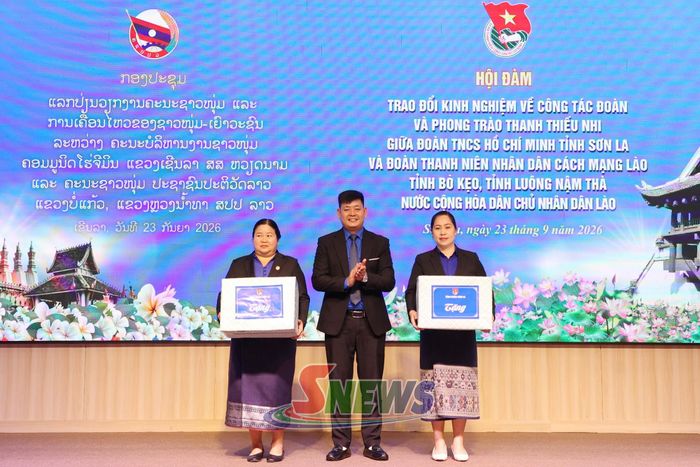 Lãnh đạo Tỉnh đoàn Sơn La tặng quà Đoàn Thanh niên Nhân dân Cách mạng Lào tỉnh Bò Kẹo và Luông Nậm Thà.