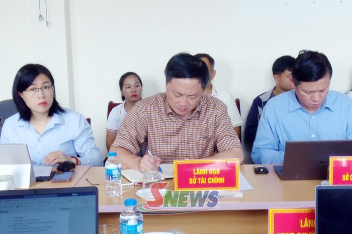 Các đại biểu dự cuộc làm việc.