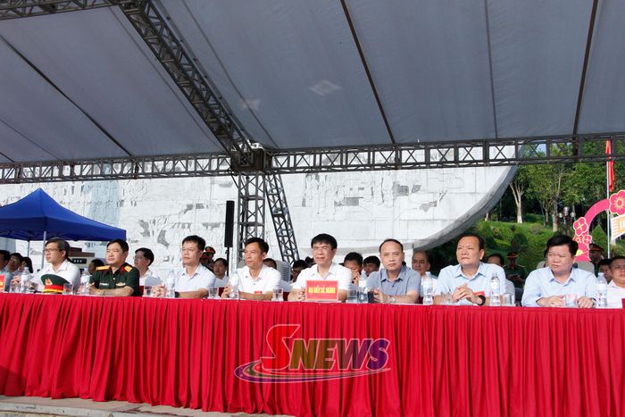 Các đại biểu sở, ngành, xã phường theo dõi hội thao.