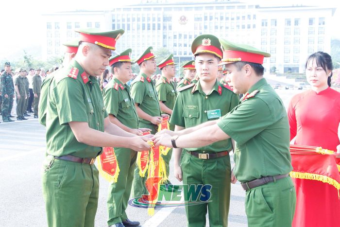 Lãnh đạo Công an tỉnh trao cờ lưu niệm cho các đội thi.