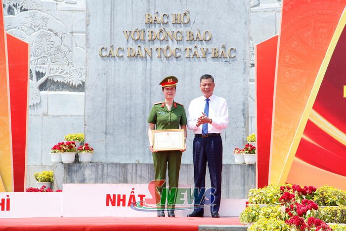 Đồng chí Phó Chủ tịch UBND tỉnh trao Bằng khen Chủ tịch UBND tỉnh cho đoàn VĐV phường Thảo Nguyên.
