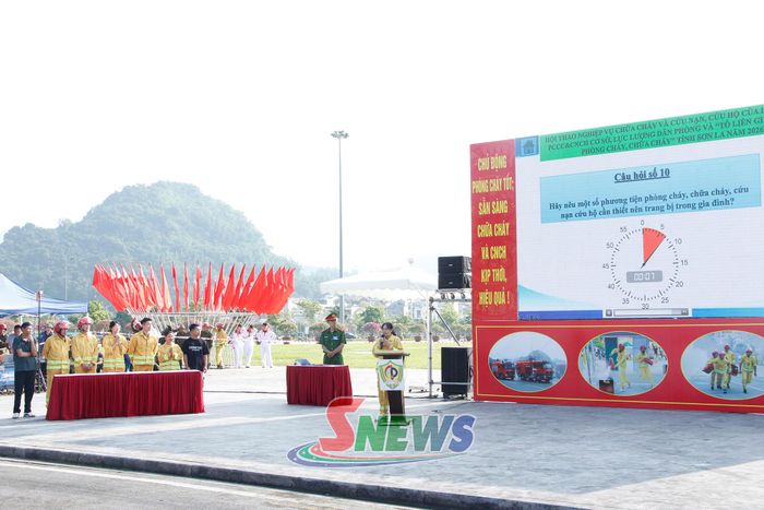 Phần thi trả lời kiến thức của đội thi xã Mường Lạn.