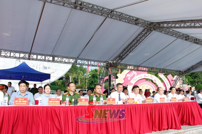 Các đại biểu dự hội thao.